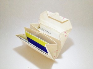 和紙のカードケース：カード類が入っている様子